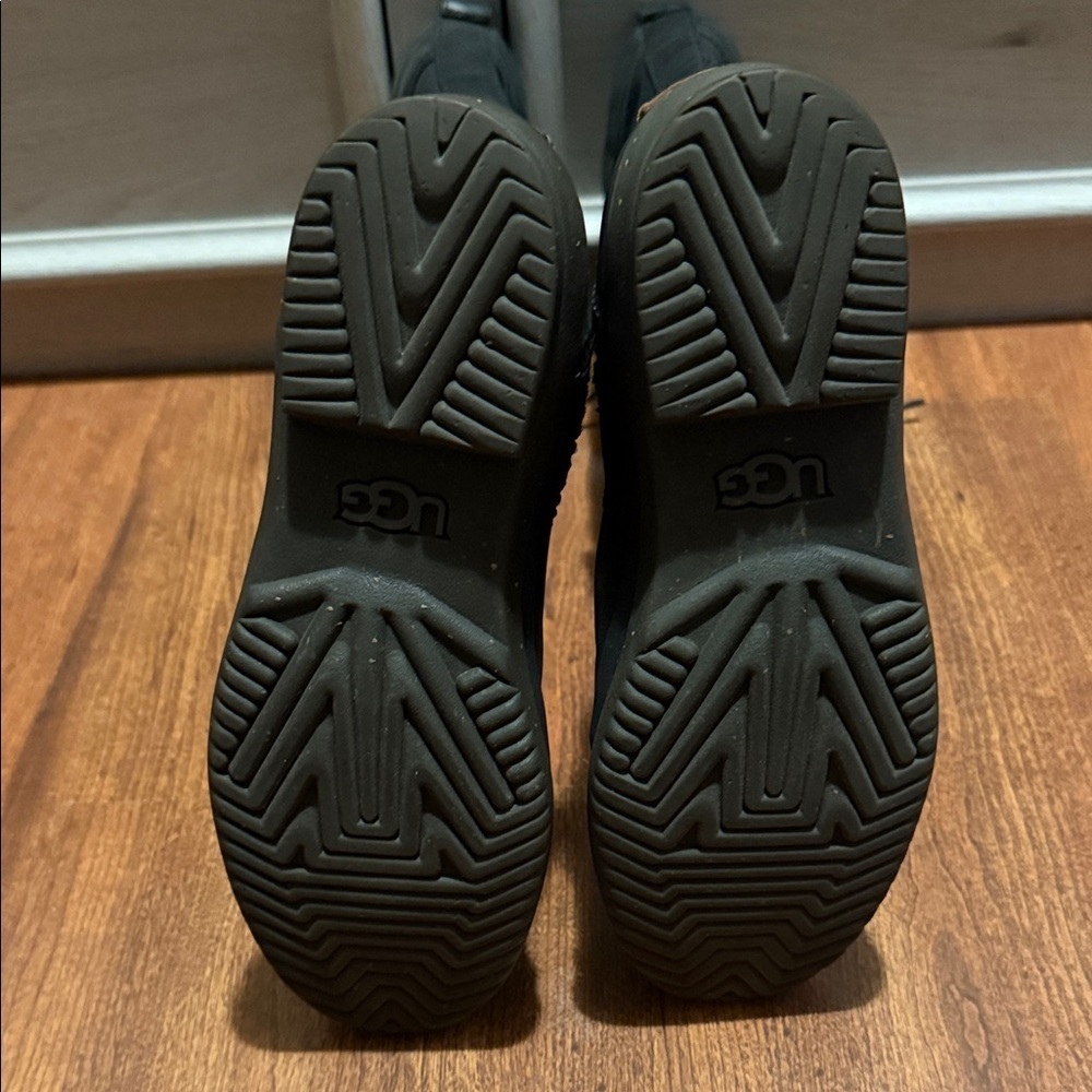 UGG Women’s Black Quilted Lace-Up Boots Sz 7 - Picture 4 of 10
